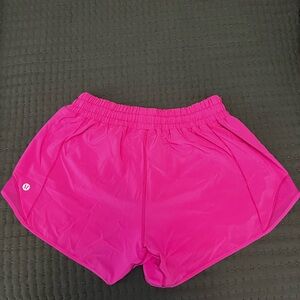 Lululemon Hotty Hots 2.5 inch size 8